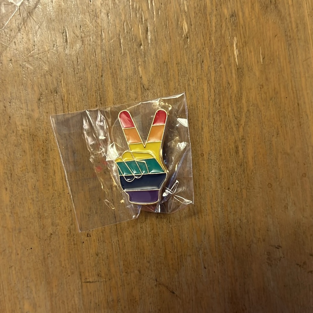 1 LGBTQ+ 🏳️‍🌈 Pride Flag Hand Peace ✌️ Sign Lapel Pin